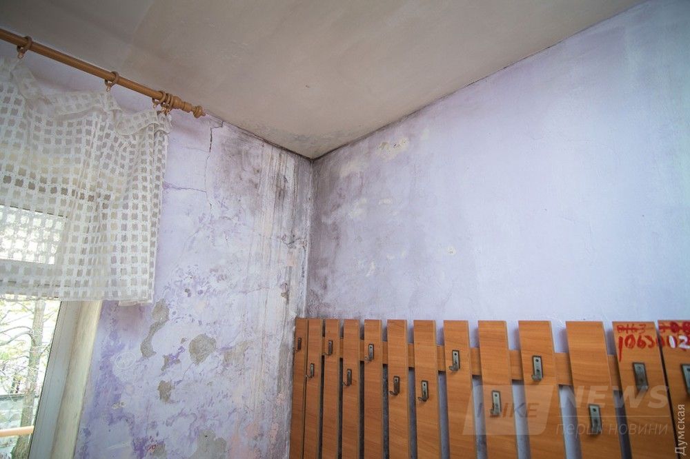 В раздевалке на стене плесень