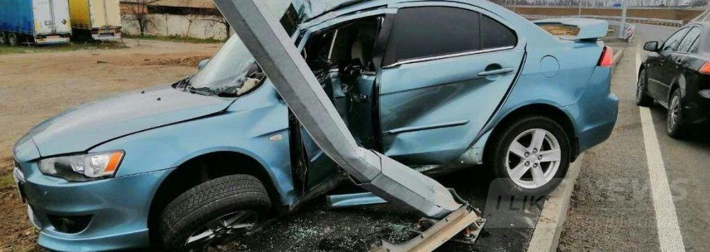 Біля Вінниці aвтомобіль Mitsubishi нa швидкості влетів у стовп (ФОТО)