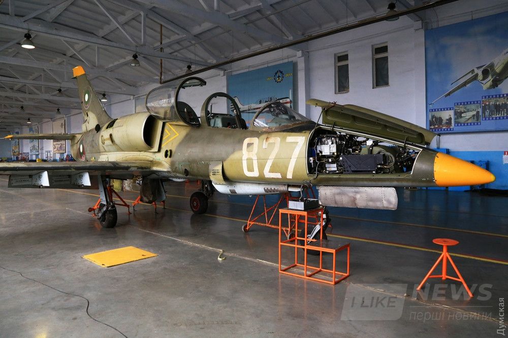 Одна из болгарских "элок" до ремонта. Видна пушка ГШ-2-23 в нижней части фюзеляжа