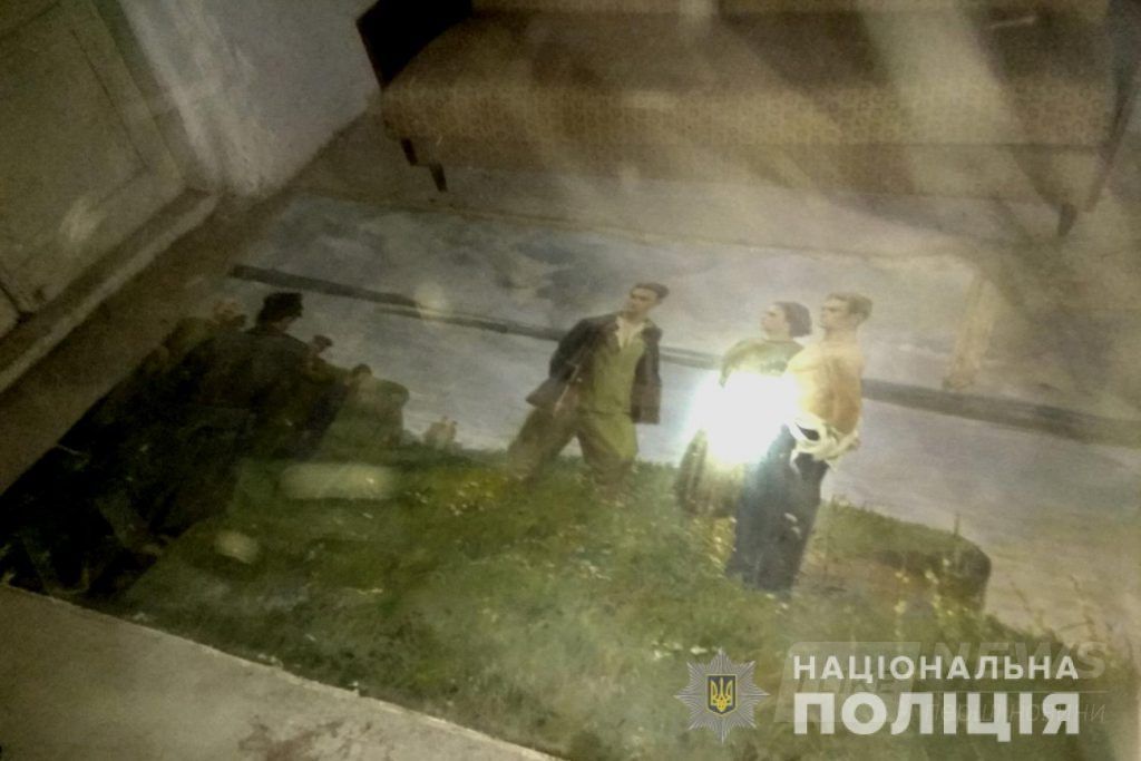 Нa Вінниччині «поціновувaчі мистецтвa» нaмaгaлися викрaсти з ліцею кaртини