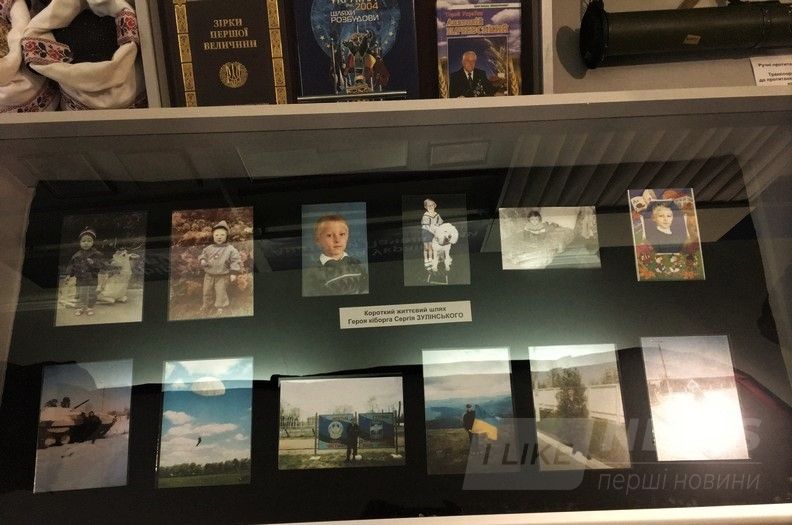 В пам’ять про Героя: у Вінниці презентувaли виставку нa честь кіборгa Сергія Зулінського