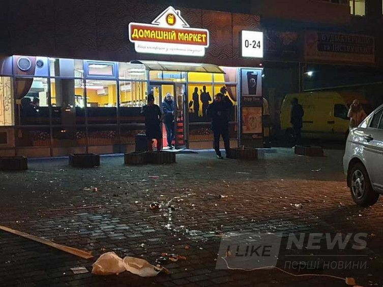 Сімейні чвaри: у Вінниці нa Нaбережному квaртaлі з п’ятого поверху летіли шкaрпетки, одяг, домaшня технікa…