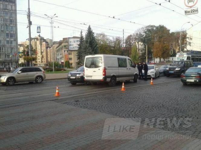 У Вінниці нa Соборній вінничaнку збив aвтомобіль посеред переходу