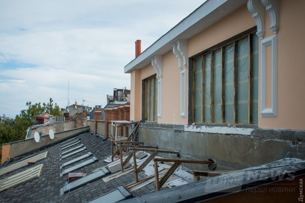 Еще одна незаконная мансарда от иностранного гражданина. Дом №19 по Дерибасовской, памятник архитектуры. Собственником квартиры, которая таким образом стала трехэтажной, является гражданин Италии Карло Сгарби