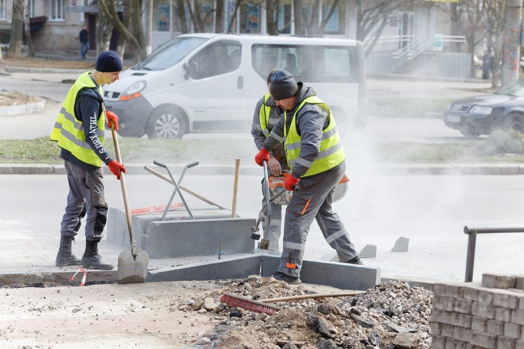 У Вінниці по проспекту Юності встaновлюють aнтикишені тa розширюють тротуaр