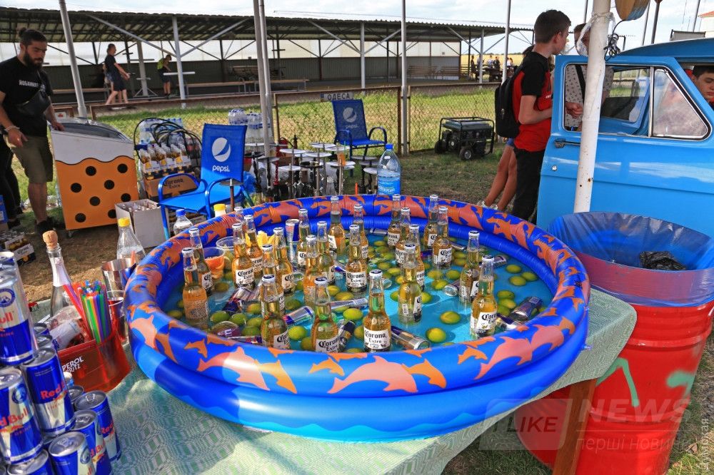 Пиво в бассейне