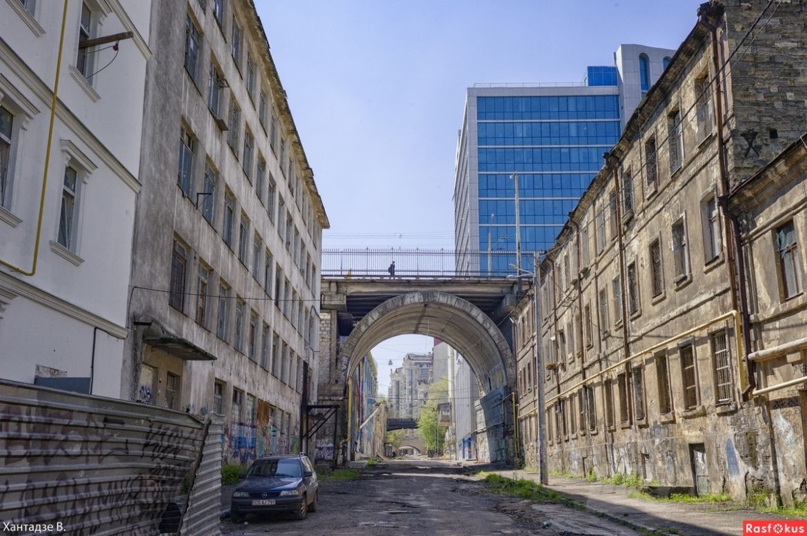 Деволановский спуск: перспектива на одесские мосты с Таможенной площади.