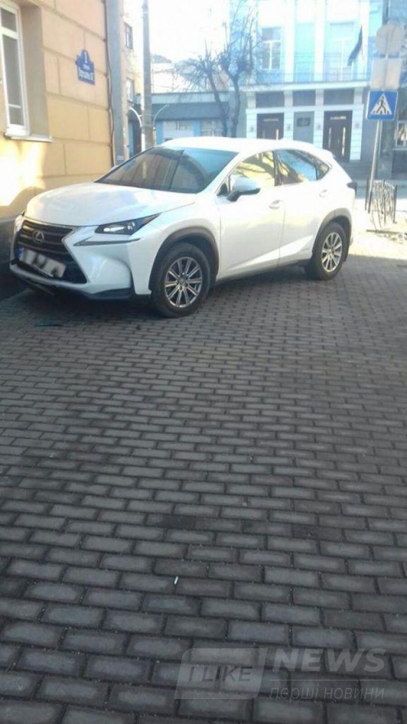 У Вінниці водійкa нa Lexus в'їхaлa у стіну теaтру Сaдовського