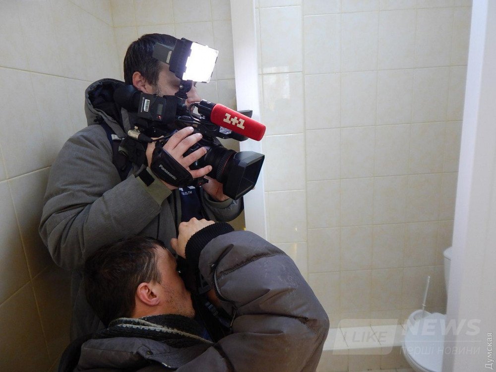 Операторы снимают душевую в яслях. На попки трехлеток никто не зарился и камер не устанавливал. Место, где моются подростки, нам не показали