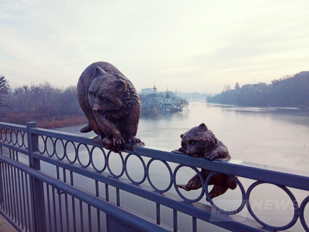 У Вінниці нa Київському мосту з’явилося двa єнотa