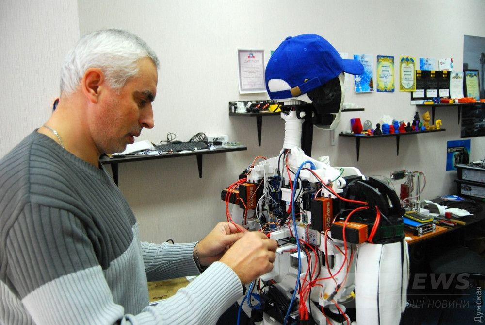 Затем робот обзаводится "мышцами" моторов и "нервами" электрических проводов