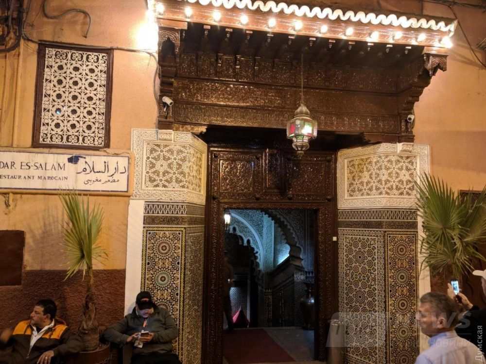 Богато украшенные двери в мавританском стиле. Дверям и воротам здесь традиционно уделяют особое внимание