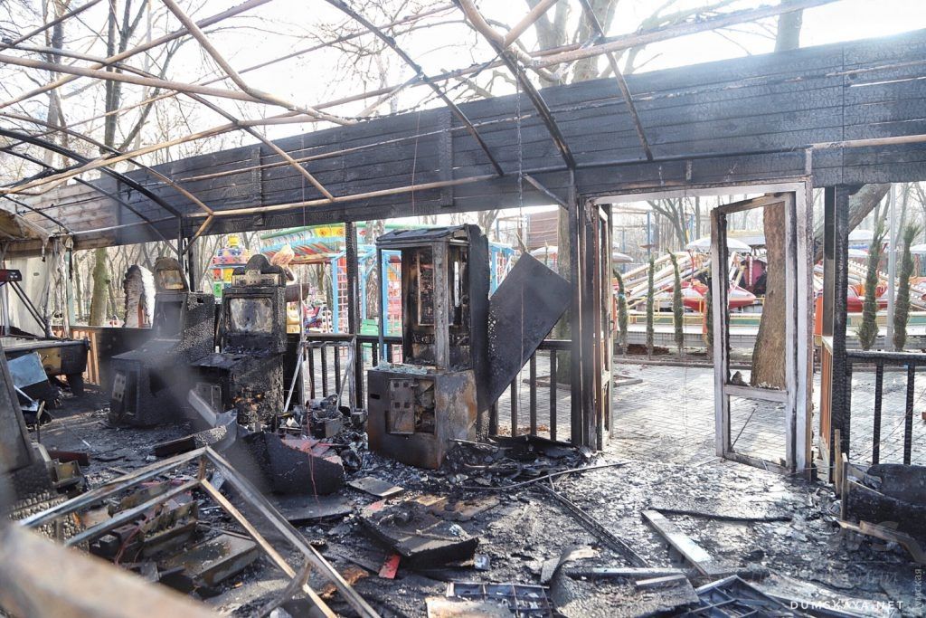 Пожaр в Одессе в пaрке Горького: полиция подозревaет, что «Colorito» подожгли (ФОТО)