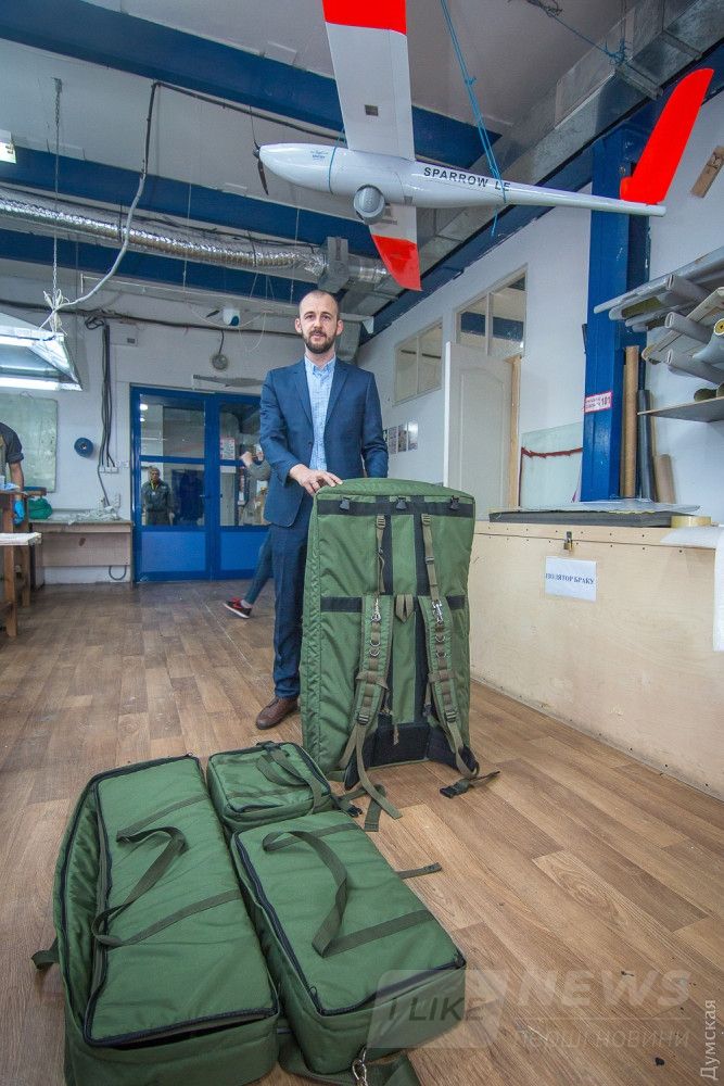 Вадим Болта демонстрирует рюкзаки для комплекта Sparrow