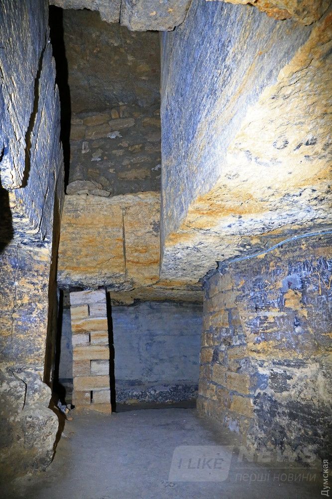 Вверху второй ярус, заложенный кирпичом. Внизу - ход нижнего яруса