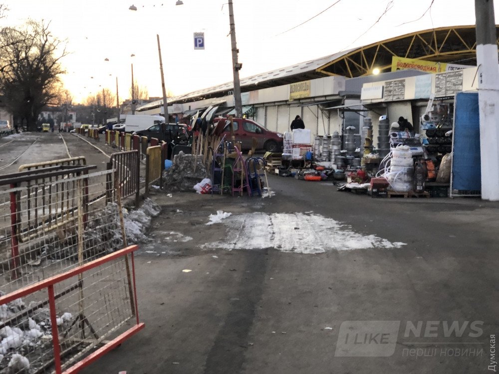 Торговля идет прямо на проезжей части