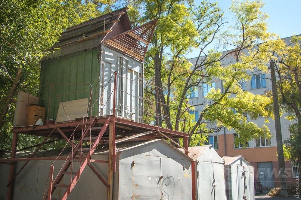 На Маршала Говорова голубятня устроена прямо над гаражами