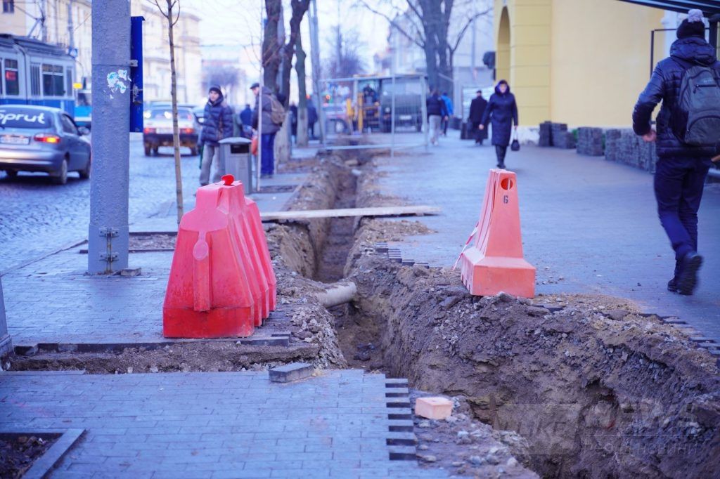 На трьох мaгістрaльних вулицях Вінниці планують встaновити 680 ЛЕД-світильників. У місті вже розпочaли модернізaцію вуличного освітлення