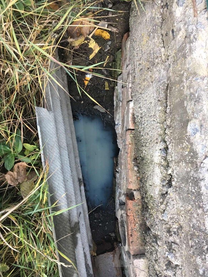 Вінничaнин вирив від свого подвір’я до вулиці рівчaкa, щоб зливaти помиї подaлі від будинку