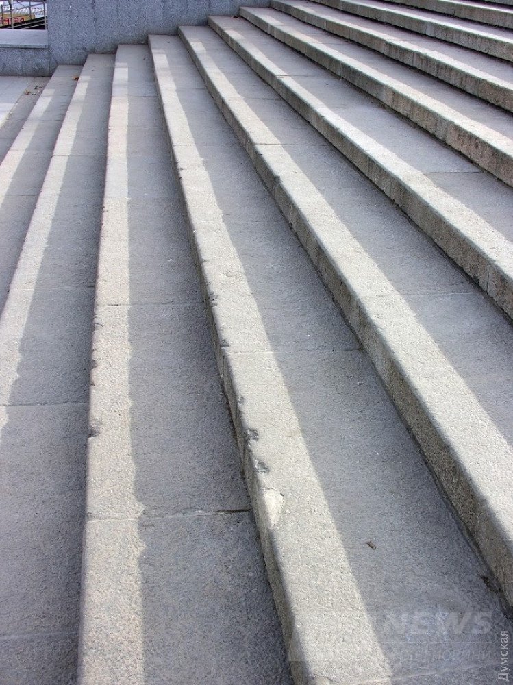 При последней реставрации гранитные ступени складировались горкой, ярусами, где один гранитный блок укладывался на другой без деревянных досок в виде прокладок. Хотя здравый смысл и нормативные документы говорят о другом способе хранения: «8.4 Блоки из низко- и среднепрочных пород хранят в один ярус, блоки из прочных пород — не более чем в три яруса с обязательными прокладками из деревянных брусьев между блоками различных ярусов. «При неминуемых ударах на углах граней появились многочисленные сколы, которые впоследствии были заполнены «пломбами» на основе цемента с химическими добавками. Со временем некоторые из них (меньшая часть) полностью разрушились, выпали (как на фото). Большинство же покрылось трещинами и пребывает в процессе разрушения