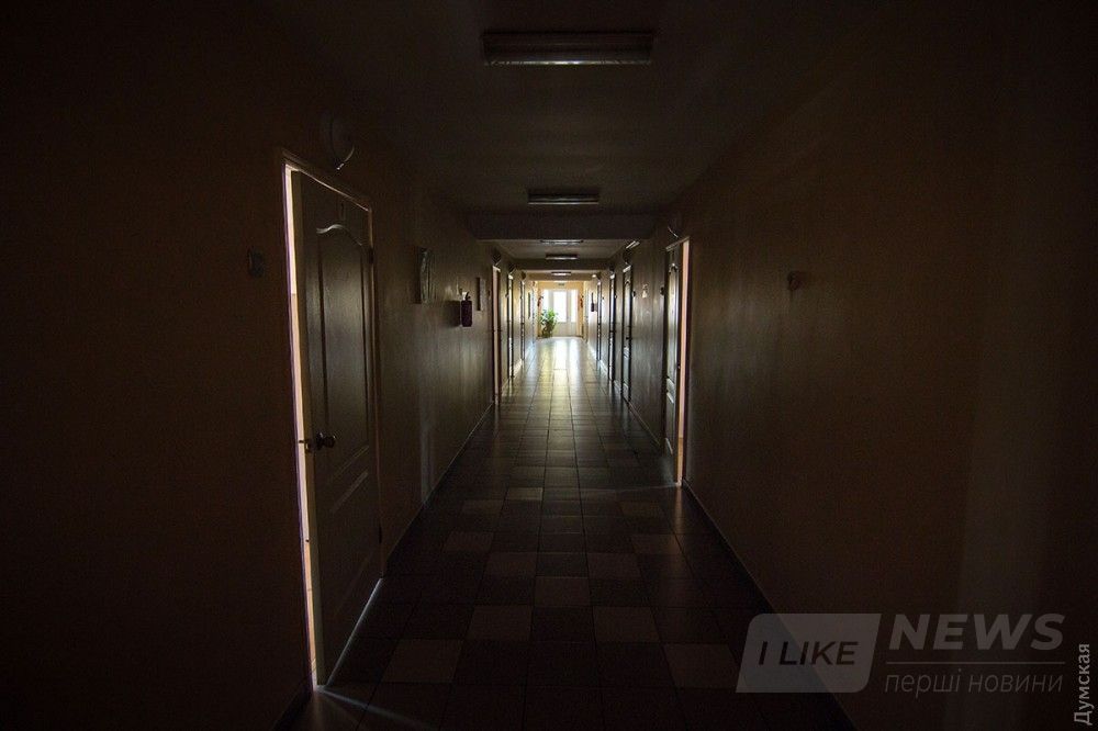 Вместо детской беготни - пустынные коридоры