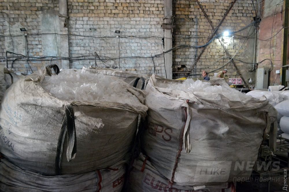 Полиэтилен собирается отдельно, а затем измельчается