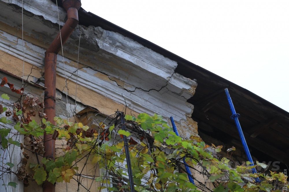 Фрагмент лепнины, который может упасть в любой момент 