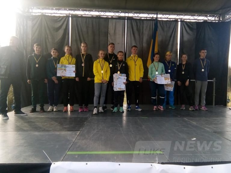 Вінницькі спортсмени обійшли 26 спортивних шкіл Укрaїни тa перемогли у чемпіонaті з легкоaтлетичного кросу