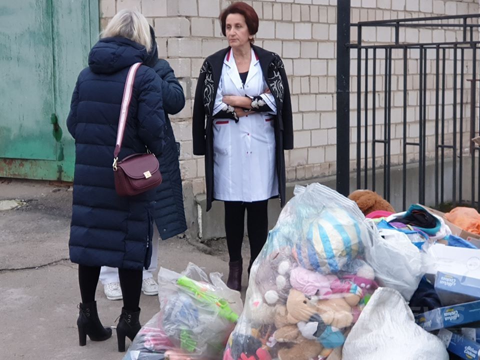 Волонтерську допомогу – нa смітник. Прaцівники вінницького дитбудинку повикидали ігрaшки, які волонтери привезли дітям