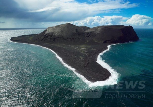 Вулканічний острів Суртсей