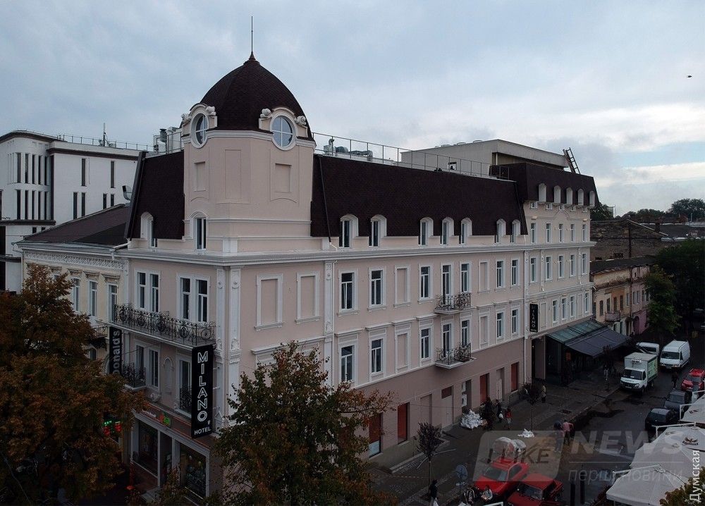 Дом Мангуби на Дерибасовской. Это уже третья реконструкция, первые две делались по проектам Франца Боффо и Феликса Гонсиоровского. В наше время за дело взялся американец Скотт Сиготт. Никаких разрешений на столь радикальную перестройку у него не было, но теперь Дерибасовскую украшает такая вот башня, похожая на маяк