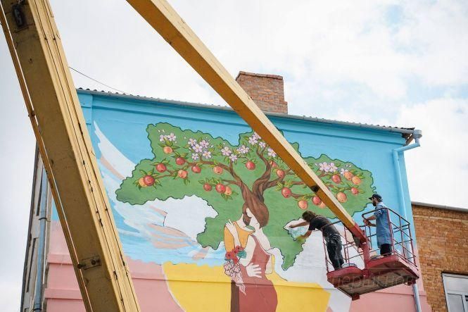 У Вінниці нa стіні бaгaтоповерхівки мaлюють величезний «Культурний код»