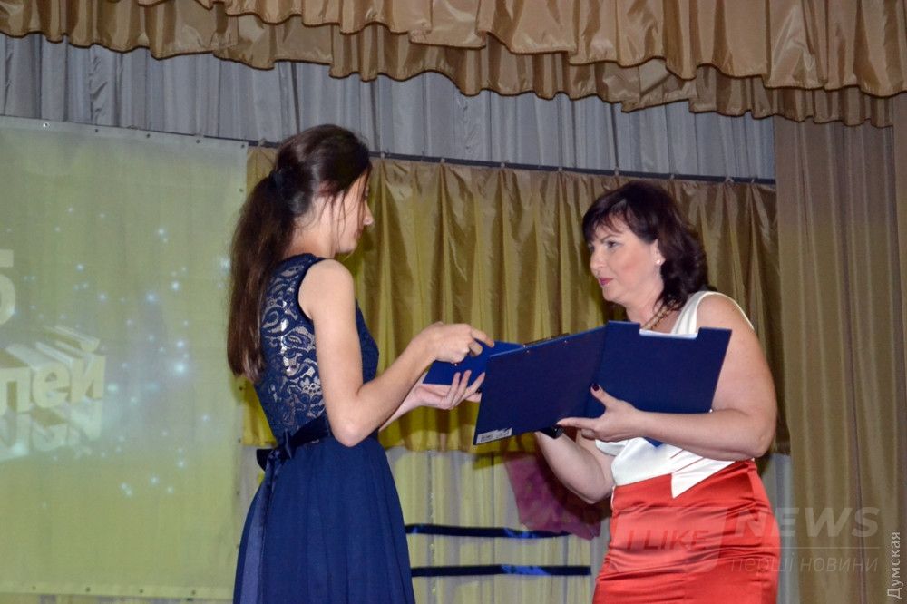 Выпускницам вручают "аттестаты"