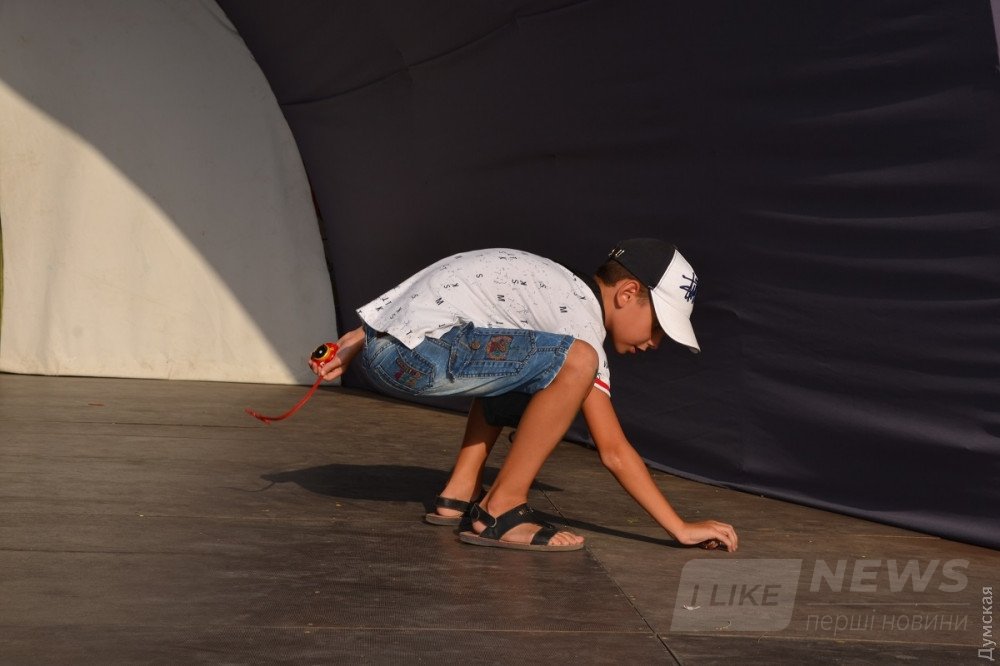 Порою волчок покидал арену, и его нужно было ловить