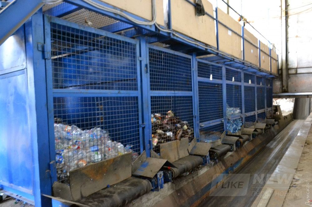 Фасовка пластиковых бутылок: прозрачные отдельно, цветные отдельно