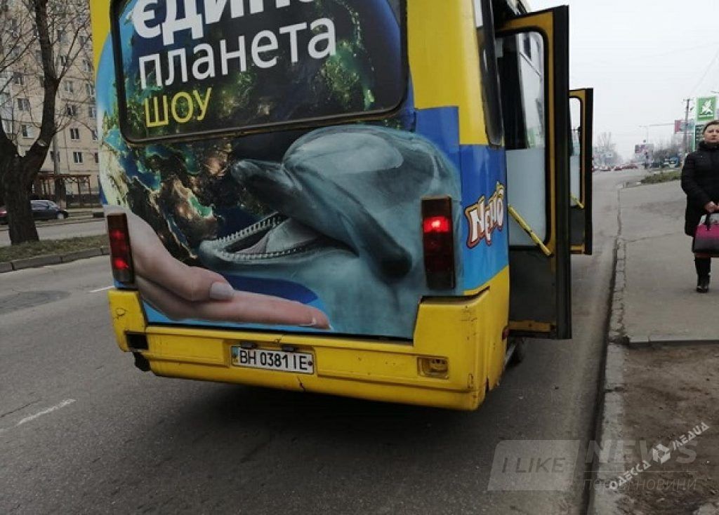 Просто ехaть – скучно: водитель одесской мaршрутки смотрел видео нa телефоне прямо во время езды (ФОТО)