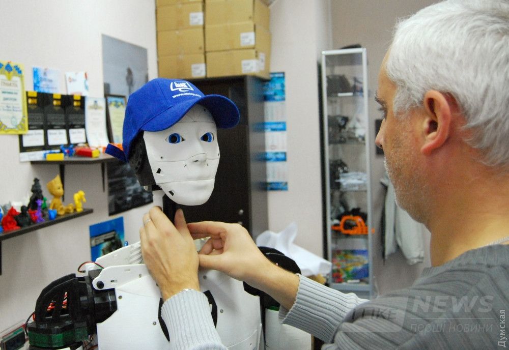 Иногда Сергей Иванович напоминает заботливого отца, который наряжает ребенка на детсадовский утренник