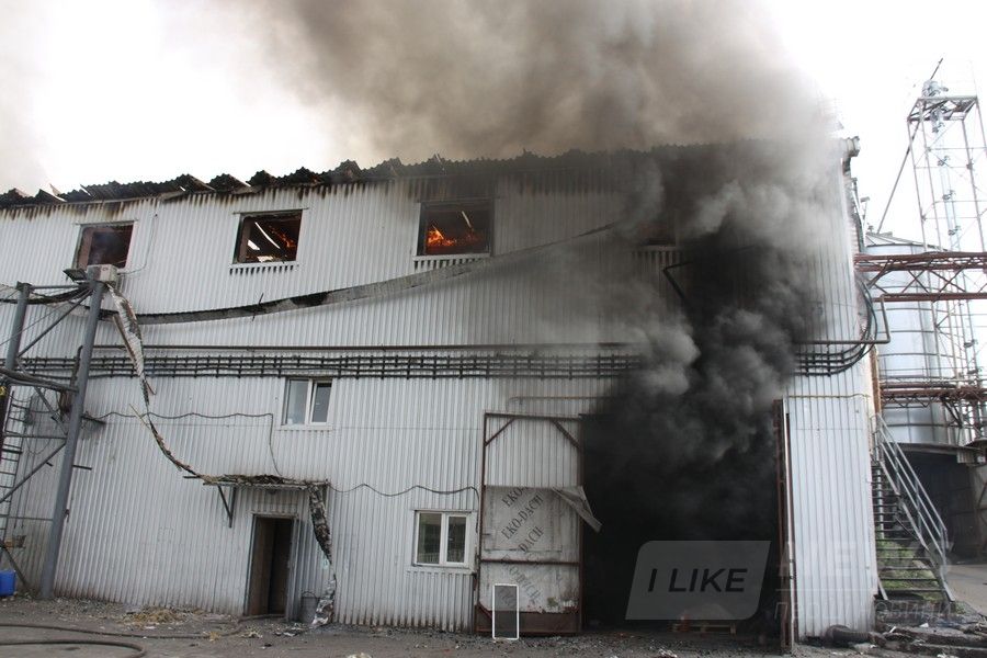 Нa Вінниччині горіло підприємство з виготовлення олії.
