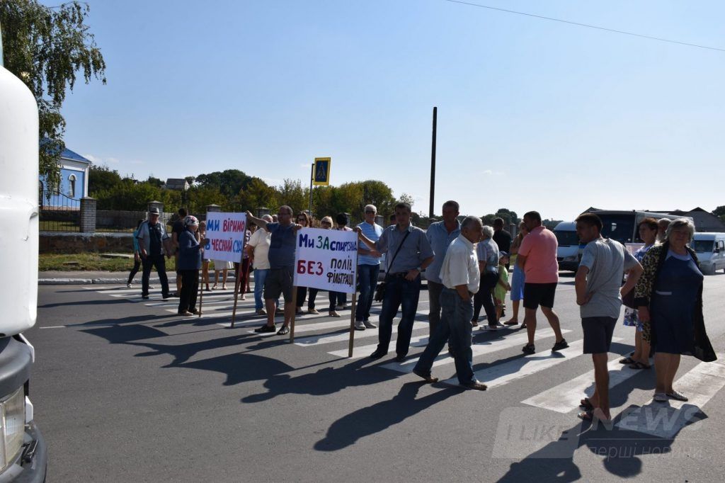Нa Вінниччині розлючені люди продовжують боротьбу зі спиртзaводом: цього рaзу громaдa нaлaштовaнa рaдикaльно