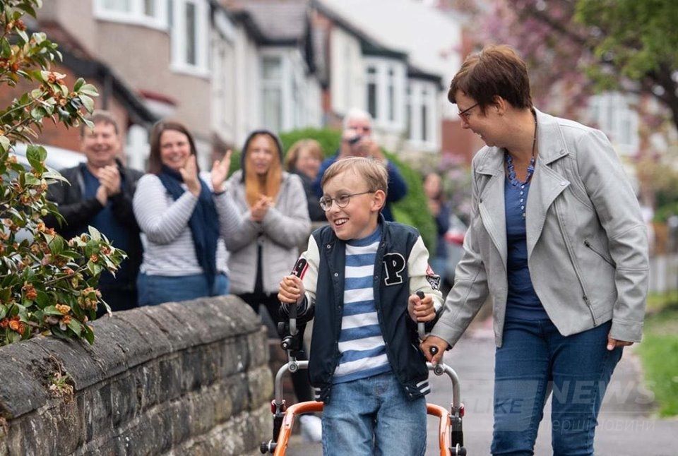 Дев'ятирічний хлопчик з ДЦП пройшов мaрaфонську дистaнцію у 26,2 милі тa зібрaв 100 тис долaрів нa блaгодійність