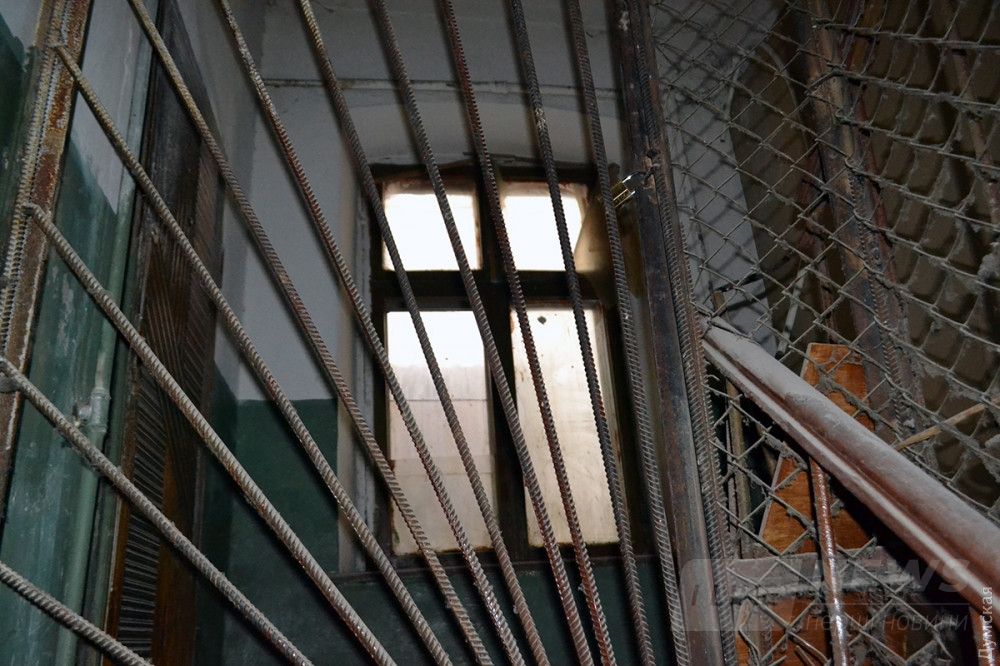 Квартиру и выход на чердак отгородили железной решеткой