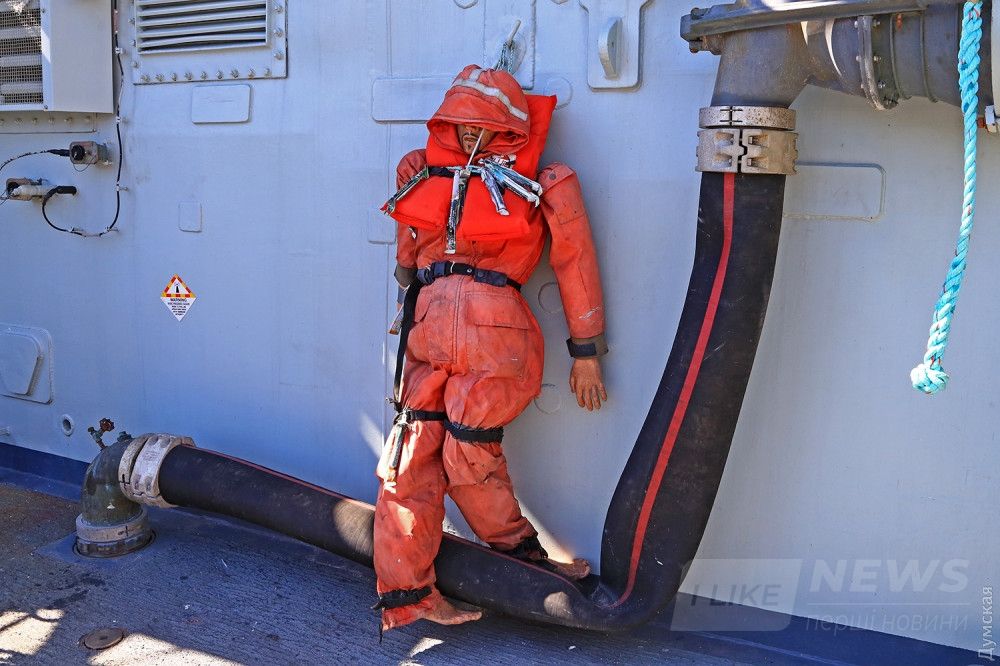 Манекен для учений по спасению человека за бортом