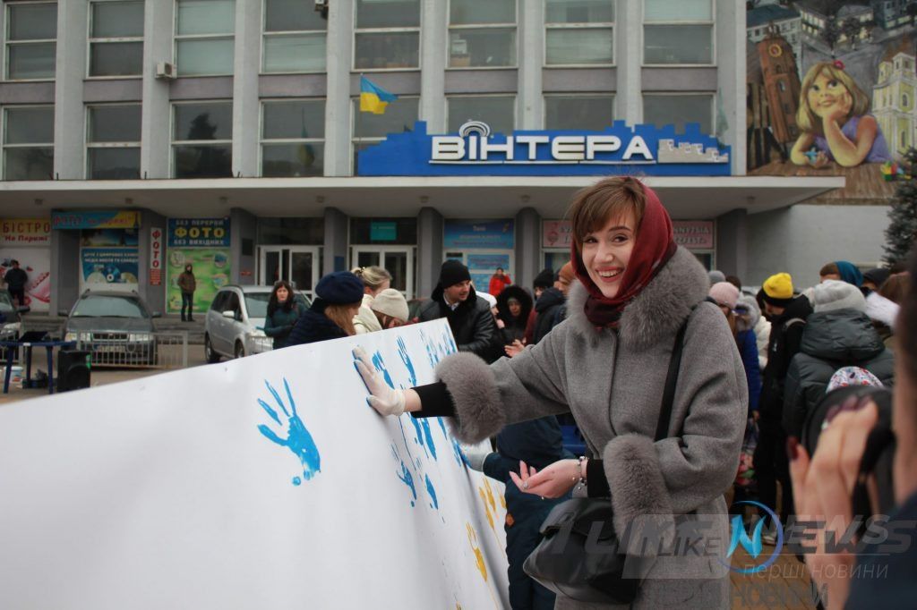 «Укрaїнa — це ми!». Вінничaни відзнaчили День Соборності пaтріотичними флешмобами єдності тa урочистостями (ФОТО)