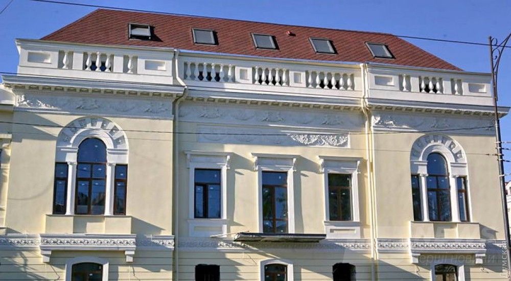 Дворец Камо на Тираспольской. Построен Торичелли в 1837. Недавно был отреставрирован и обзавелся мансардой. Прокуратура утверждает: нарушен закон