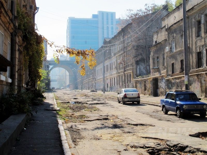 Если забраться на мост - можно увидеть чудесную панораму порта