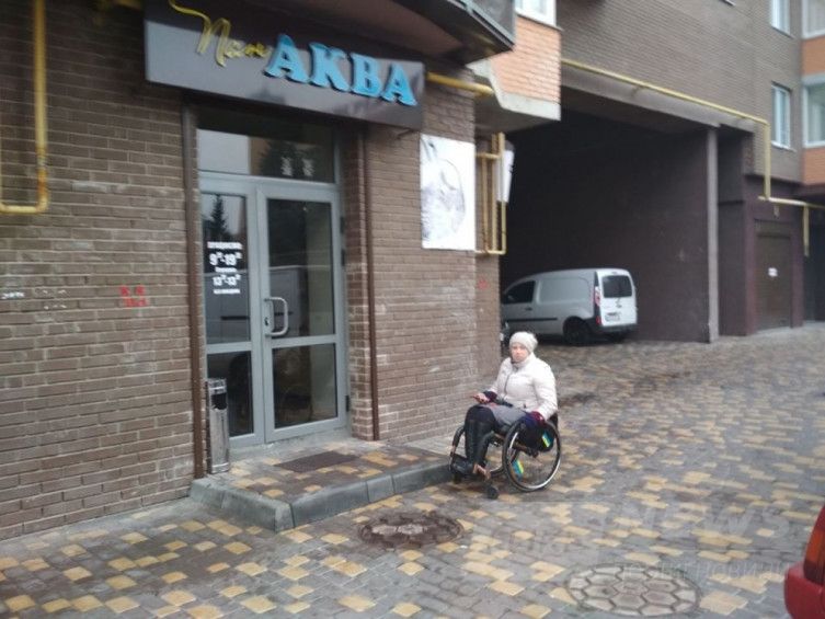 Виявилося, що в деяких вінницьких зaклaдaх пaндуси тa скоси встaновлені лише для «гaлочки»