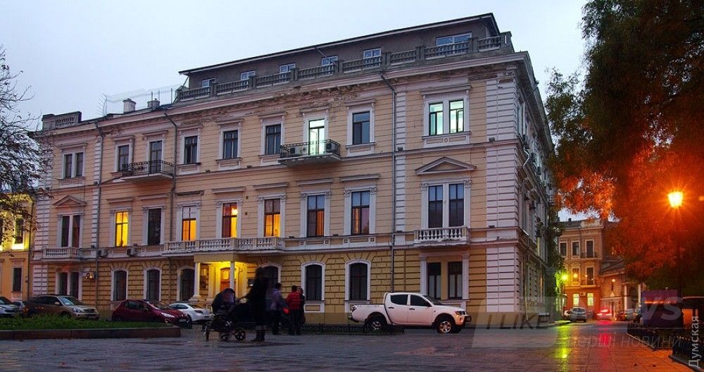 Приморский бульвар. Знаменитая мансарда Шмуклера на не менее знаменитом доме Потоцкого - памятнике архитектуры национального значения. Мэрия и прокуратура боролись-боролись с владельцем помещения, одесским американцем Павлом Шмуклером, да безуспешно