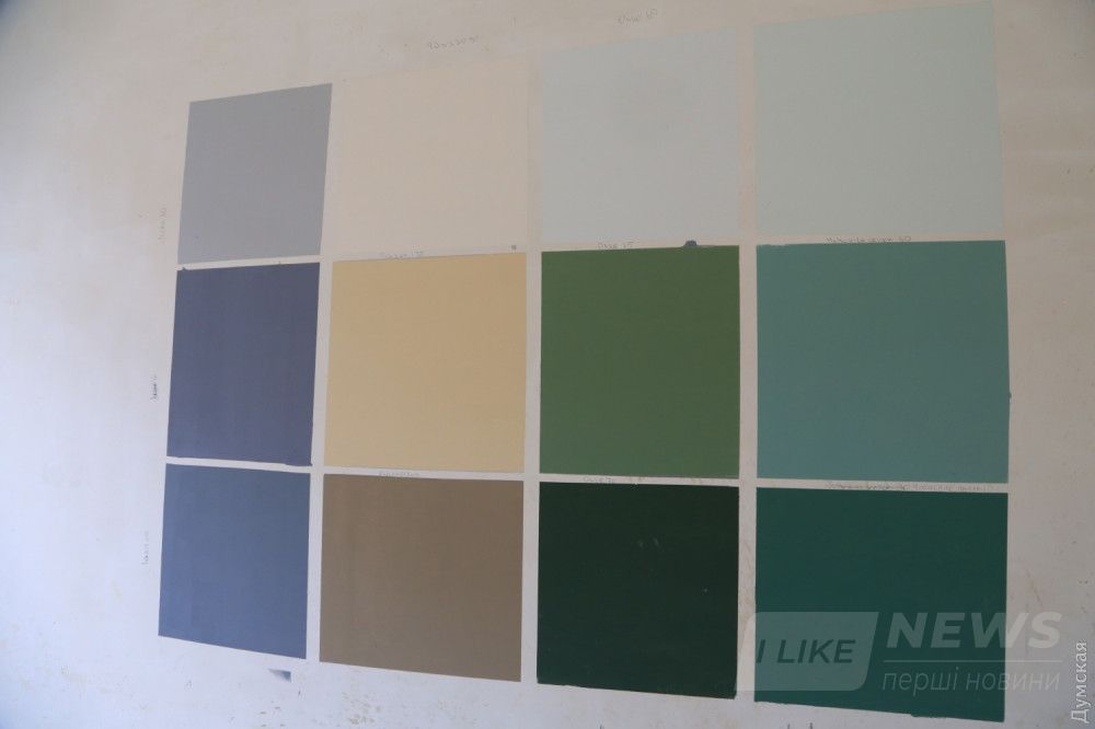 Выкраски дома Руссова. За сто с лишним лет истории здания его цвет менялся много раз. Оно было и цвета охры, и зеленым, и даже серым