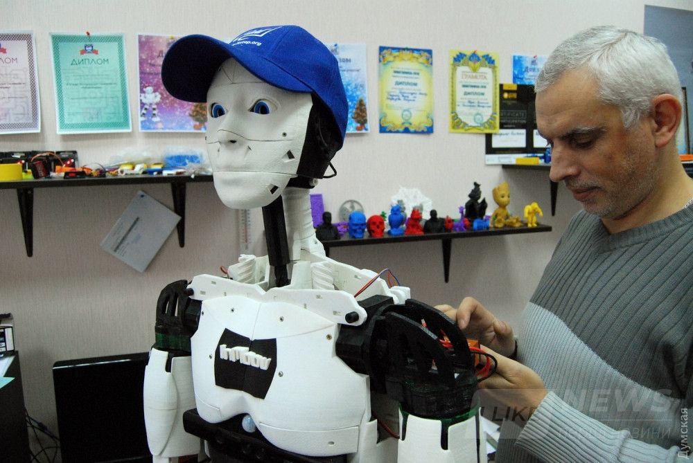 Обновление управляющей программы. Судя по выражению "лица", робот только что узнал что-то новое и удивительное :)