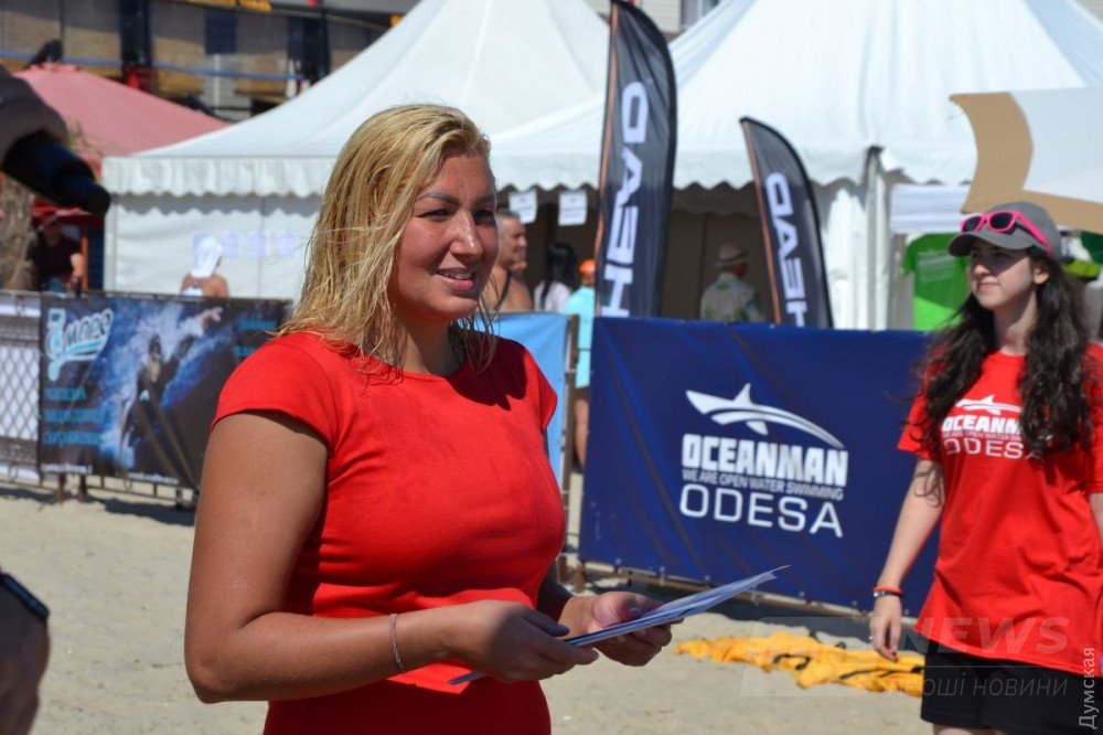 А вот уже сама вручает грамоты